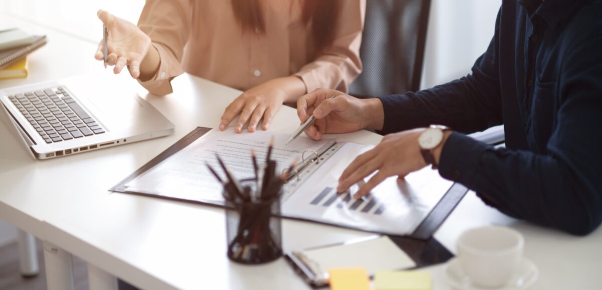 businesswoman-explain-and-discuss-with-her-male-colleague